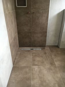 Badkamer renoveren douchevloer met drain
