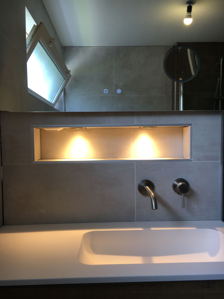 Badkamer renoveren badmeubel met inbouwkraan