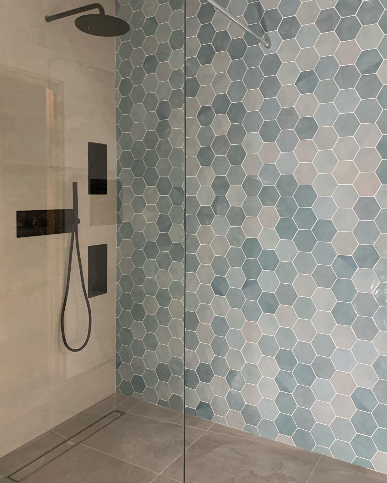 badkamer met hexagon tegels